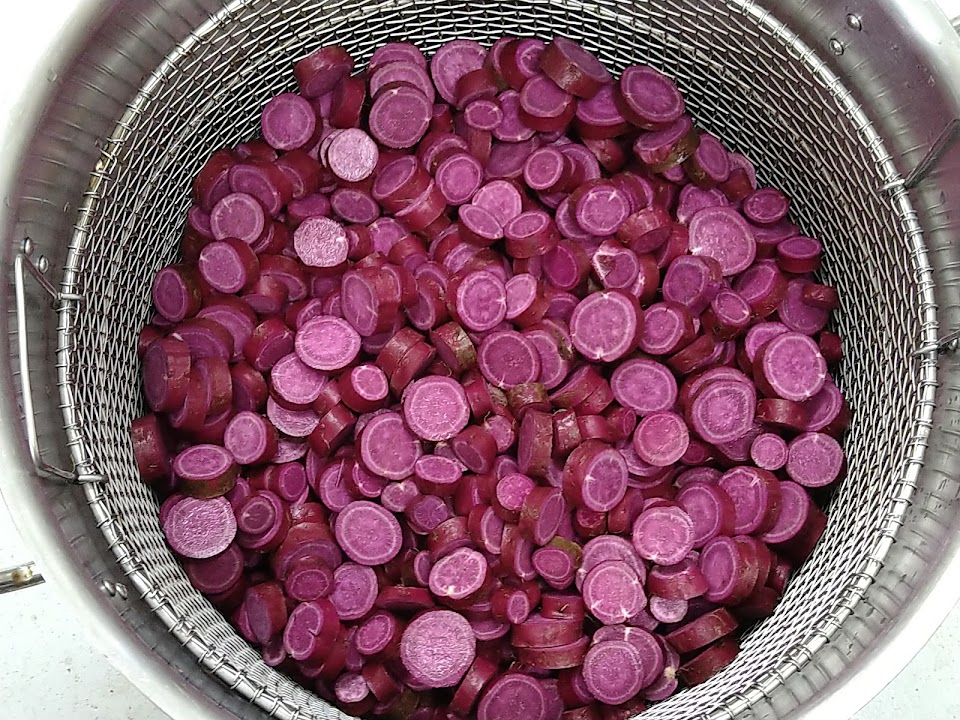 今年もお芋の収穫が始まり、「紫芋の甘納糖」の製造がスタートしました。